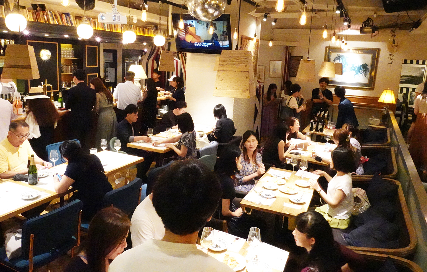 過去の懇親会で歓談する参加者と講師