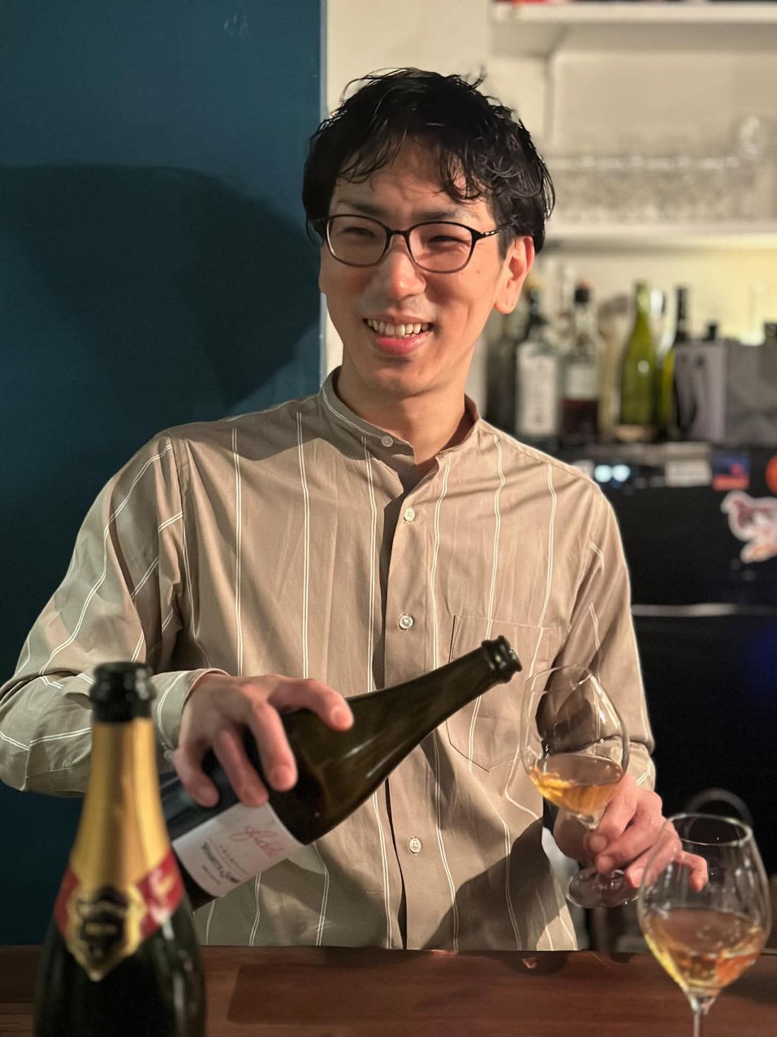 カウンターでワインを注ぐ齊藤 誠也さん