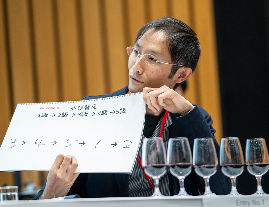 片山正樹 ブラインドテイスティングの様子