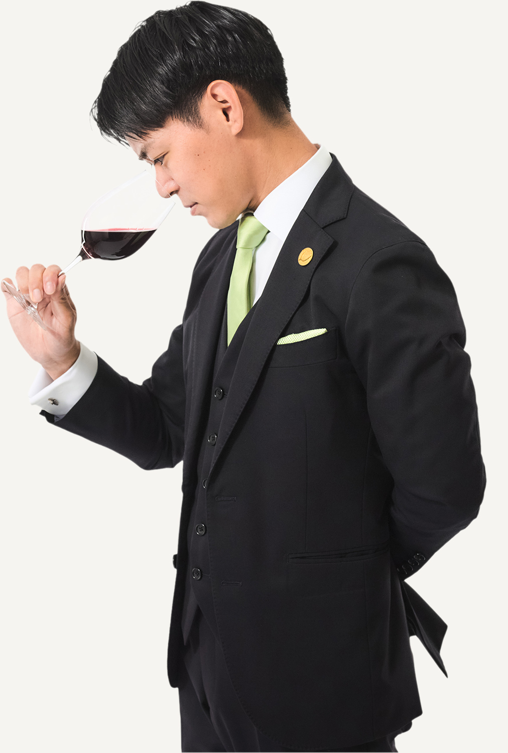 グラスを傾けてワインの香りを確かめる井黒 卓
