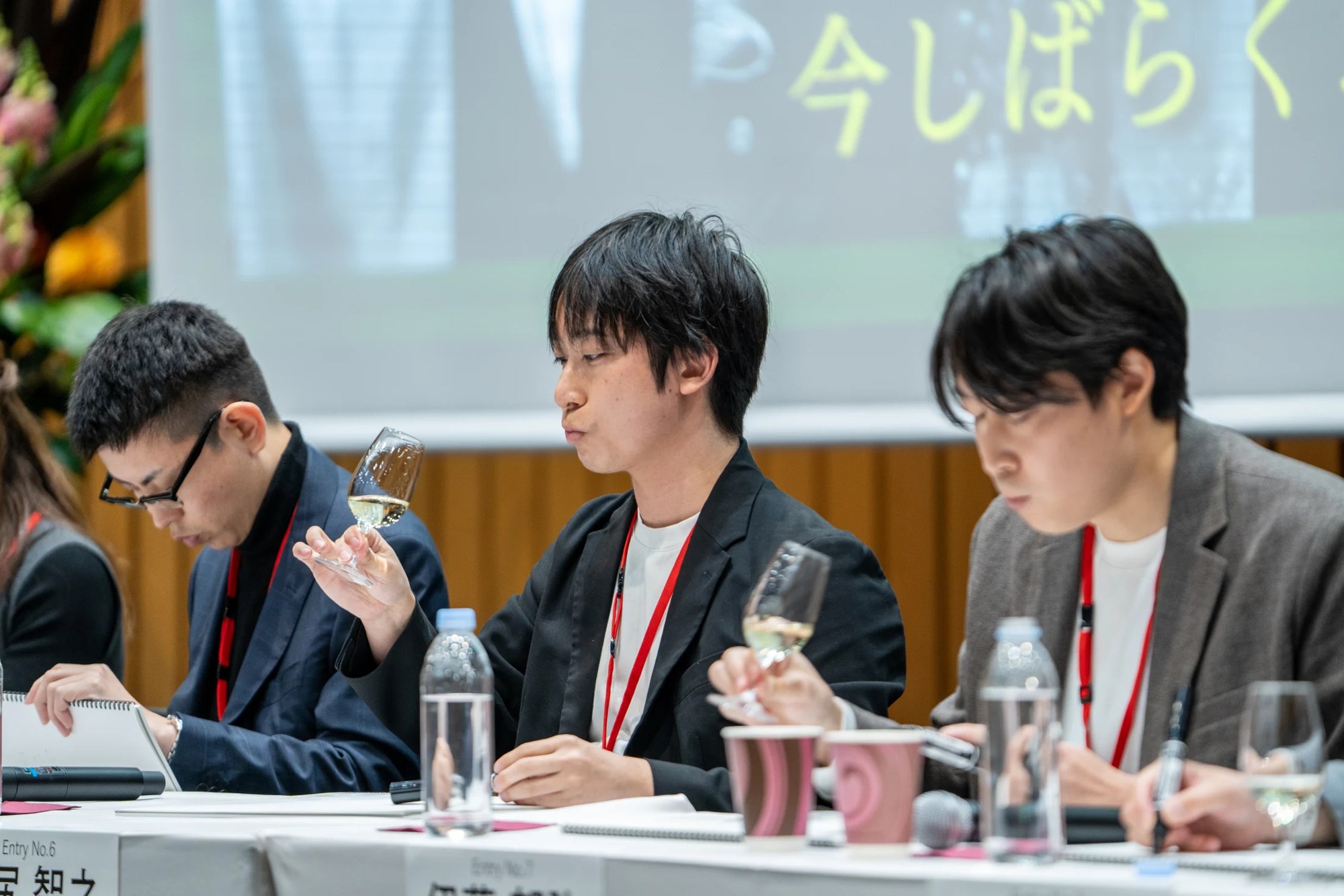 真剣にテイスティングする第5回大会の選手たち